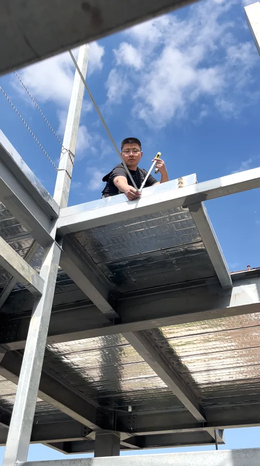 戴乐工程师在客户现场用卷尺测量钢结构井道